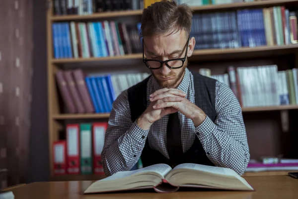 Estudante trabalhando na biblioteca à noite — Fotografia de Stock