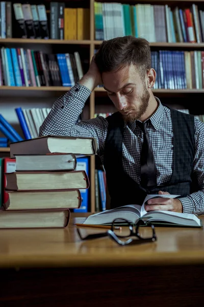 Estudante trabalhando na biblioteca à noite — Fotografia de Stock