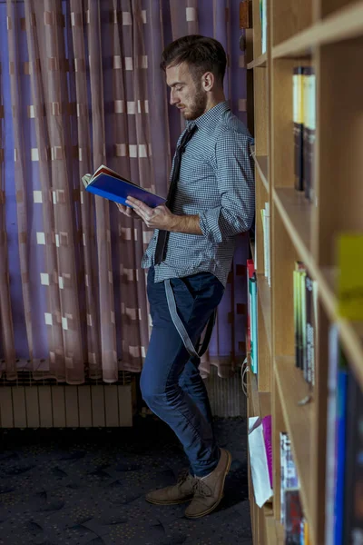 Estudante trabalhando na biblioteca à noite — Fotografia de Stock