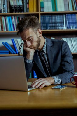 Genç adam çalışma geç ofisinde