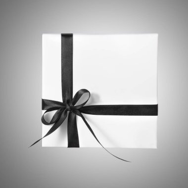 İzole tatil hediyesi beyaz kutu degrade arka plan üzerinde siyah kurdele ile