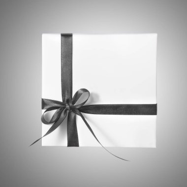 Gri şerit degrade arka plan üzerinde ile izole tatil hediyesi beyaz kutu
