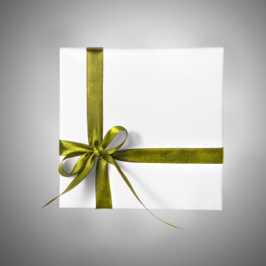 İzole tatil hediyesi beyaz kutu yeşil şerit degrade arka plan üzerinde