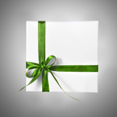 İzole tatil hediyesi beyaz kutu yeşil şerit degrade arka plan üzerinde