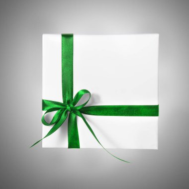 İzole tatil hediyesi beyaz kutu yeşil şerit degrade arka plan üzerinde