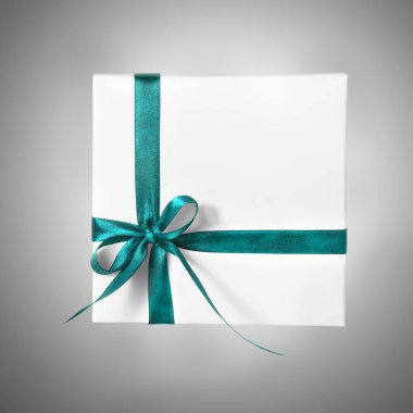 İzole tatil hediyesi beyaz kutu mavi şerit degrade arka plan üzerinde