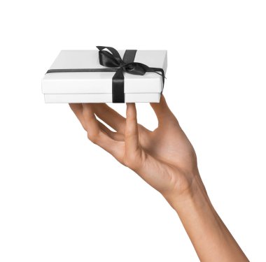 Kadın el tatil hediyesi beyaz kutusunu koyu siyah kurdele ile tutarak