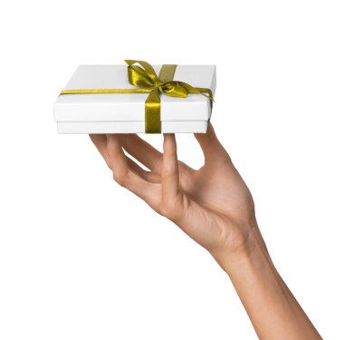 Tatil hediyesi beyaz kutu sarı altın şerit ile holding kadın eller