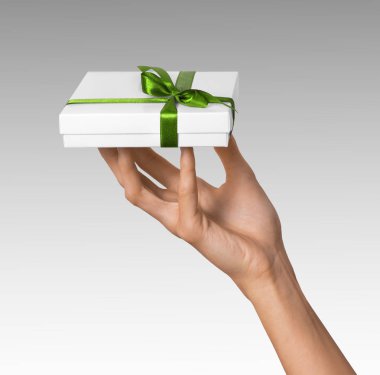 Kadın el tatil hediyesi beyaz kutu yeşil şerit ile tutarak