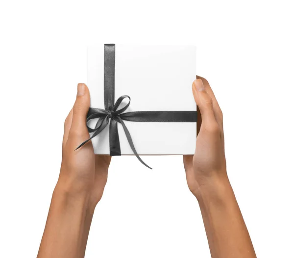 Mulheres Isoladas Mãos segurando Holiday Present caixa branca com fita cinza em um fundo branco — Fotografia de Stock
