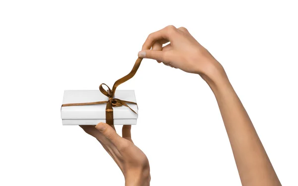 Isolerte kvinnelige hender holder Holiday Present Hvit boks med Brown Ribbon på hvit bakgrunn – stockfoto