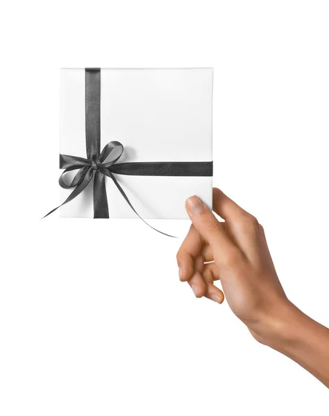 Isolato donna mani in possesso di vacanza regalo scatola bianca con nastro grigio su uno sfondo bianco — Foto Stock
