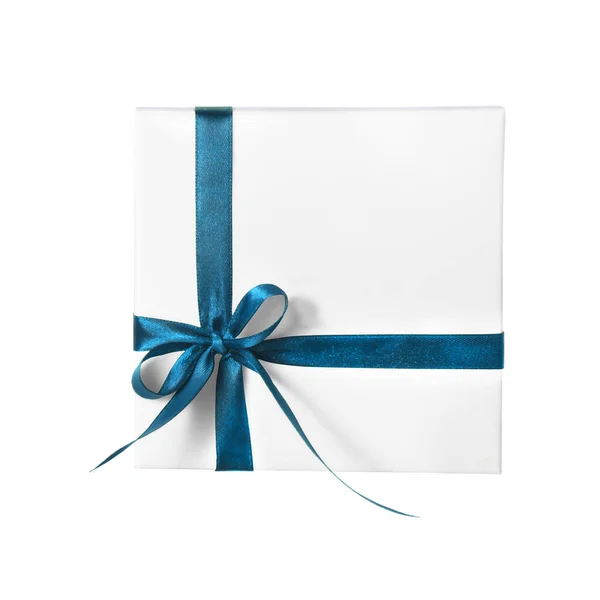 Boîte blanche isolée cadeau de vacances avec ruban bleu — Photo