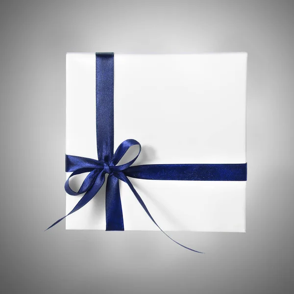 Boîte blanche isolée cadeau vacances avec ruban bleu sur un fond dégradé — Photo