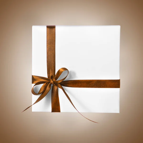 Isolado Holiday Presente caixa branca com Brown Orange Yellow Ribbon em um fundo gradiente — Fotografia de Stock