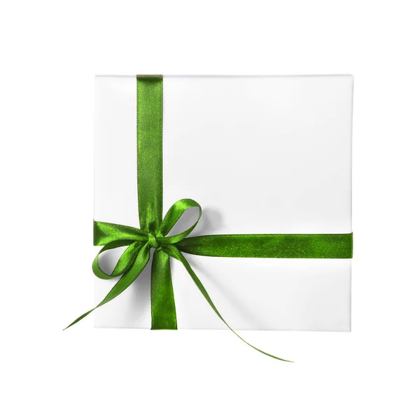 Boîte blanche isolée cadeau de vacances avec ruban vert — Photo