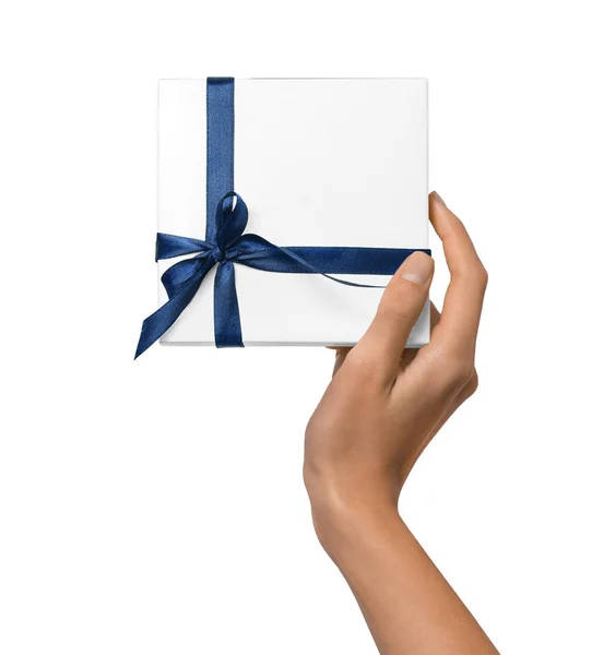 Женщина держит в руках праздничный подарок Белая коробка с голубой лентой — стоковое фото