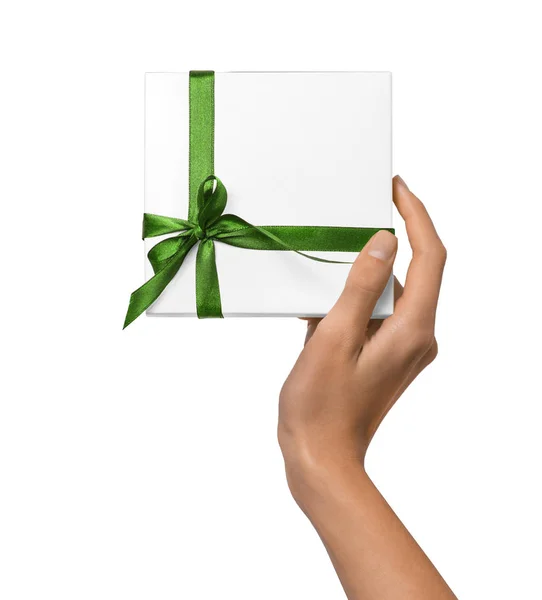 Kobieta ręka trzyma Holiday Present Box biały Zielona wstążka — Zdjęcie stockowe