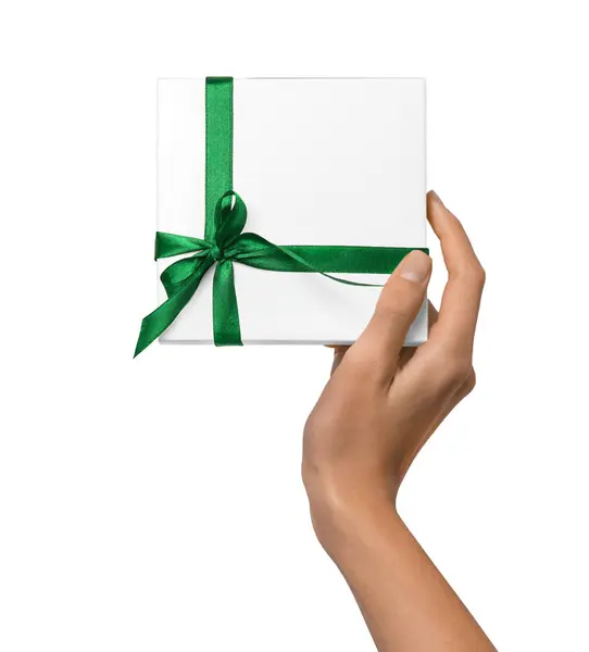 Femme main tenant vacances cadeau boîte blanche avec ruban vert — Photo
