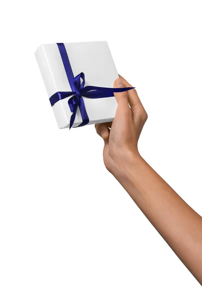 Mulher mão segurando feriado presente caixa branca com fita azul — Fotografia de Stock
