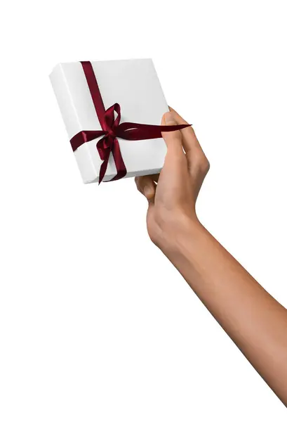 Mulher mão segurando feriado presente caixa branca com fita vermelha — Fotografia de Stock