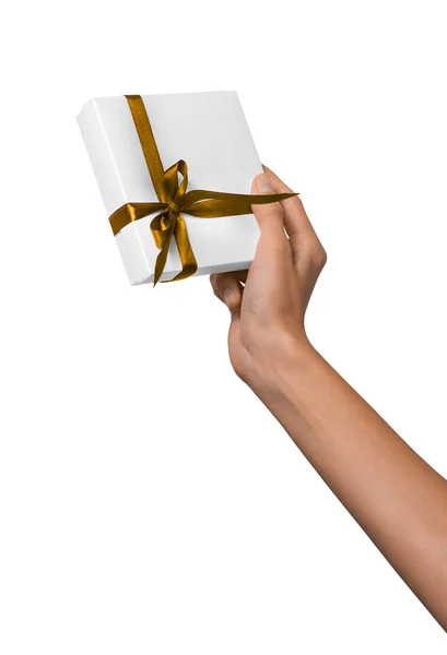 Manos de mujer sosteniendo regalo de vacaciones caja blanca con cinta de oro amarillo —  Fotos de Stock