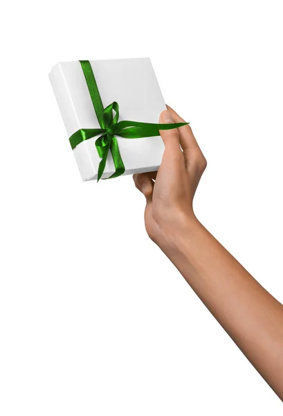 Женщина держит в руках праздничный подарок Белая коробка с зеленой лентой — стоковое фото