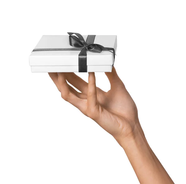 Mujer de mano celebración de vacaciones regalo caja blanca con cinta gris — Foto de Stock