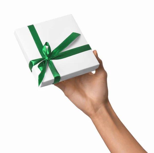Женщина держит в руках праздничный подарок Белая коробка с зеленой лентой — стоковое фото