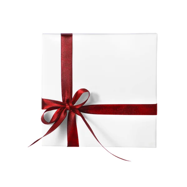 Caja blanca aislada del regalo de vacaciones con la cinta roja Imágenes De Stock Sin Royalties Gratis