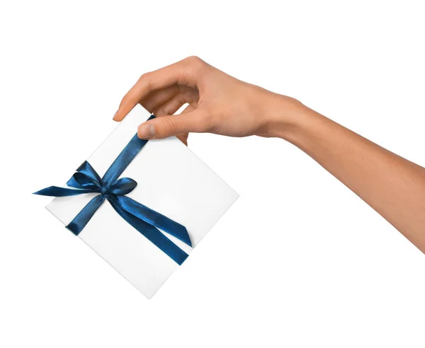 Mulher mão segurando feriado presente caixa branca com fita azul Imagem De Stock