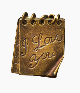 Siyah bir yüzey üzerinde izole altın aşk mektubu biblo