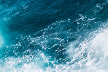 Deniz suyu arka planda sıçrıyor, mavi mermer dokusu