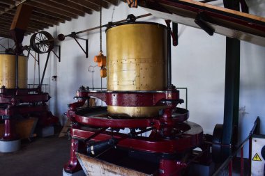 İçeride çay fabrikası, ekipman ve işlem