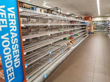Hollanda 'da bir süpermarkette boş raflar