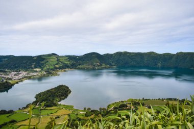 San Miguel adasında ünlü yeşil ve mavi göller