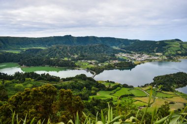 San Miguel adasında ünlü yeşil ve mavi göller