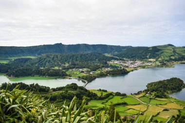 San Miguel adasında ünlü yeşil ve mavi göller
