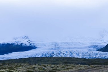 İzlanda 'da doğa manzarası. Gece vakti ünlü Vatnajokull buzulu.