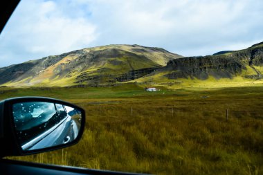 İzlanda 'da doğa manzarası. Arabadan dağ manzarası.