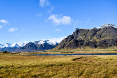 İzlanda 'da doğa manzarası. Dağ manzaralı, etrafta kimse yok..