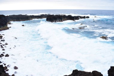 Gün batımında deniz ışığı sıçrıyor.