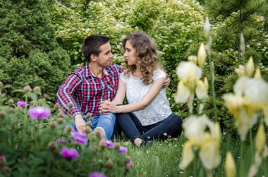 Romantik genç casual çift rahatlatıcı ve şehirde sarılma aşık 