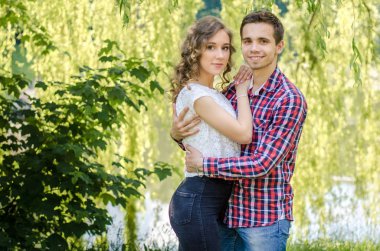 Romantik genç casual çift rahatlatıcı ve şehirde sarılma aşık 