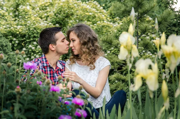 Romantik genç casual çift rahatlatıcı ve şehirde sarılma aşık 