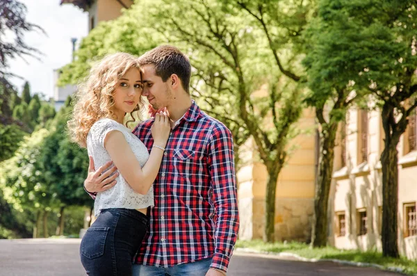 Romantische jong casual paar in liefde ontspannen en knuffelen in de stad — Stockfoto