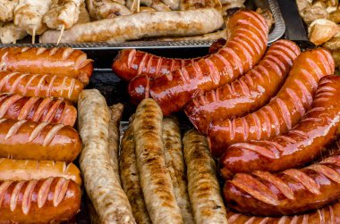 mantar ızgara şiş üzerinde büyük bir plaka üzerinde çeşitli sosis ızgara. Sokak Festivali gıda.