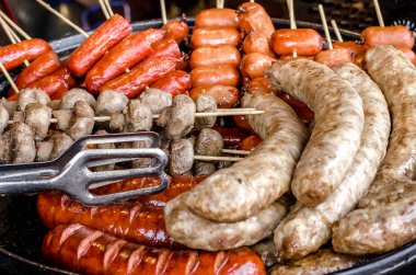 mantar ızgara şiş üzerinde büyük bir plaka üzerinde çeşitli sosis ızgara. Sokak Festivali gıda.