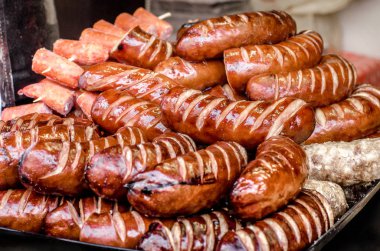 mantar ızgara şiş üzerinde büyük bir plaka üzerinde çeşitli sosis ızgara. Sokak Festivali gıda.