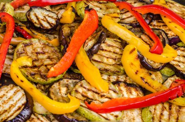 Bir ızgara ızgara sebze